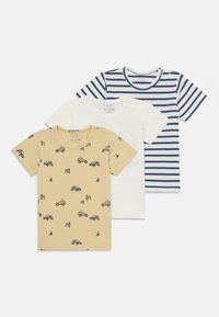 Trois t-shirts pour enfants : un jaune avec des motifs de véhicules, un blanc avec un design bleu et un navy rayé. Tissu en coton doux.