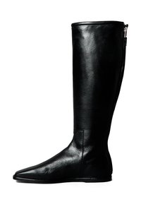 Bota negra de cuero hasta la rodilla con punta afilada, cremallera lateral y textura suave. Presenta una silueta ajustada y detalles de costura sutiles.
