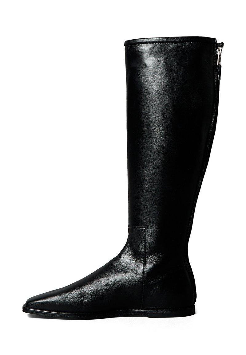 Bota negra de cuero hasta la rodilla con punta afilada, cremallera lateral y textura suave. Presenta una silueta ajustada y detalles de costura sutiles.