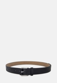 Sort læderbælte med prægede logoer, sølvmetal spænde, fladt design og glat tekstur. Indersiden har en lys tan-foring.