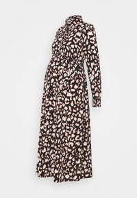 Gravidklänning med långa ärmar, leopardmönster i nyanser av svart, kräm och rosé, med en kragsnörning och empire midja.