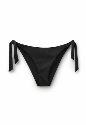 Sort bikiniunderdel med sidelukninger, lagt fladt på en hvid baggrund, designet til badetøj.