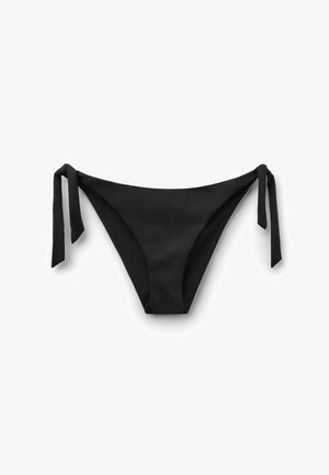 Sort bikiniunderdel med sidelukninger, lagt fladt på en hvid baggrund, designet til badetøj.