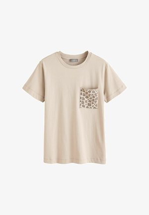 T-shirt beige in cotone con scollo rotondo, maniche corte e una tasca decorata con piccoli motivi a foglia in marrone e nero.
