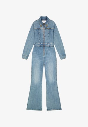 Kombinezon dżinsowy w jasnoniebieskim kolorze, z kołnierzem, długimi rękawami, frontowym zamkiem, talią z elastycznym ściągaczem oraz rozszerzanymi nogawkami z widocznymi przeszyciami.