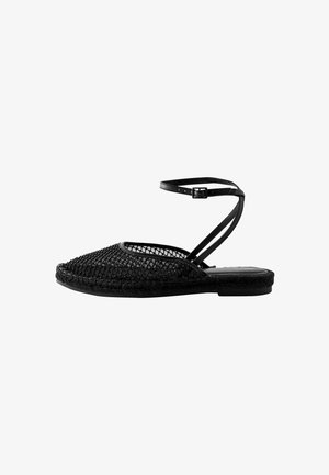 Schwarze, gewebte Espadrille mit flacher Sohle und verstellbarem Knöchelriemen. Verfügt über ein Netzmuster und ein abgerundetes Zehendesign.