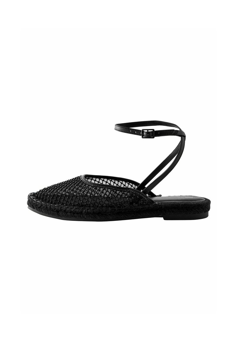 Svart vävd espadrillo med platt sula och justerbart ankelsnöre. Har ett mesh-mönster och en rundad tån design.