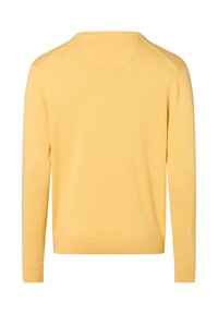 Geel trui, lichte brei, ronde hals, lange mouwen, ribgebreide zoom en manchetten, gladde textuur, effen kleur, geen patronen of accenten.