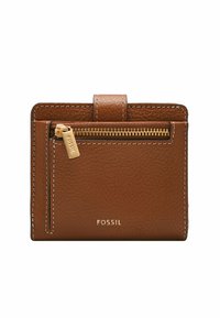 Portefeuille en cuir marron à finition texturée, avec une poche zippée, des accessoires en or et des coutures visibles. Logo estampillé à l'avant.