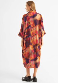 Jascha Stockholm PRINTED OVERSIZED AIR - Šaty do práce - solar sunrise