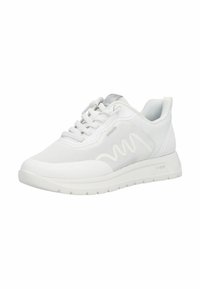 Baskets de sport blanches en tissu mesh, fermeture à lacets, détail en zigzag sur le côté, et semelle rembourrée, présentées en légère inclinaison sur fond blanc.