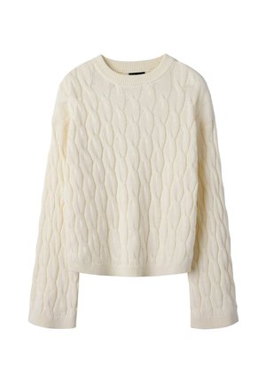Pull tricoté torsadé de couleur crème avec manches longues et col, poignets et ourlet côtelés, présenté sur un fond blanc.