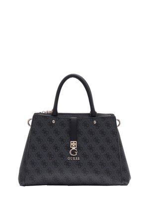 Sac à main noir Guess avec motif logo intégral, deux poignées supérieures, fermeture éclair et breloque logo en métal à l'avant sur fond blanc.