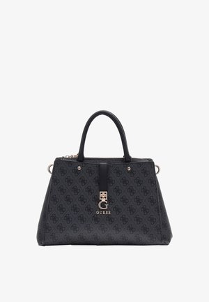 Sac à main noir Guess avec motif logo intégral, deux poignées supérieures, fermeture éclair et breloque logo en métal à l'avant sur fond blanc.
