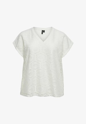 Bílá krátká krajková halenka s krátkým rukávem, výstřihem do V a šestiúhelníkovým vzorem, volný střih, viditelná tkaninová etiketa uvnitř límce.