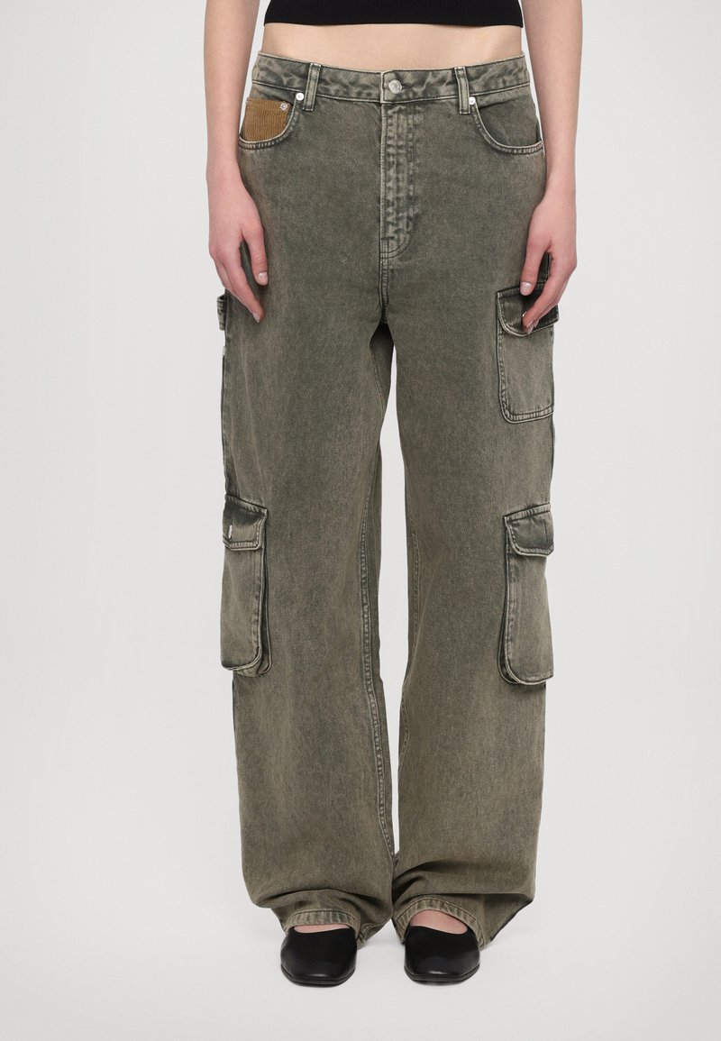 Cargo-Hosen aus olivgrünem Denim mit großen Seitentaschen, weitem Schnitt und sichtbaren Nähdetails. Strukturierter Bund mit Knopfverschluss.