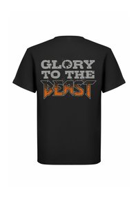 Černé tričko s nápisem "SLÁVA BESTII" ve šedé a oranžové barvě s oprýskaným vzhledem, umístěné uprostřed na zadní straně.