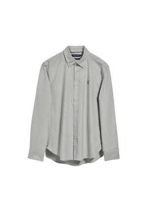 Lichtgrijs langekootshirt met een button-down kraag, voorzien van een klein geborduurd logo op de borst en lichte knopen aan de voorkant.