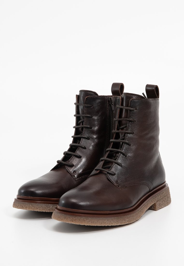 Braune Leder-Stiefeletten mit glatter Textur, Schnürung vorne, Reißverschluss an der Seite und einer hellbraunen Gummisohle.