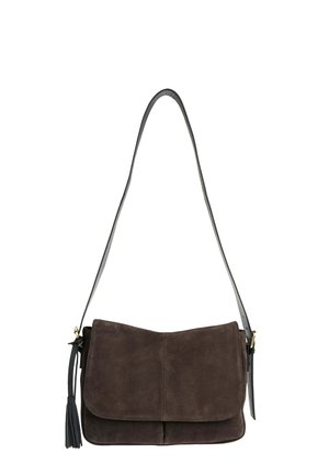 Sac à épaule en suède marron foncé avec une fermeture à rabat, une bandoulière noire réglable et un détail deadarno sur le côté sur fond blanc.