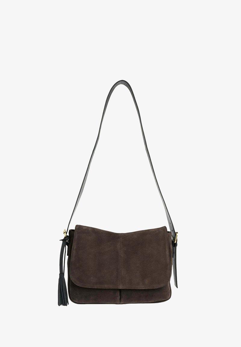 Sac à épaule en suède marron foncé avec une fermeture à rabat, une bandoulière noire réglable et un détail deadarno sur le côté sur fond blanc.