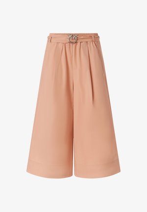 Kravate širokih nogavica visokog struka u breskvastoj boji s naborima i odgovarajućim remenom s srebrnom kopčom u obliku dvostruke ptice.