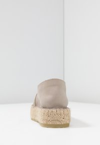 Espadriglia light beige con tomaia in morbido suede, zeppa in juta intrecciata e suola in gomma flessibile, che presenta un design semplice e arrotondato.