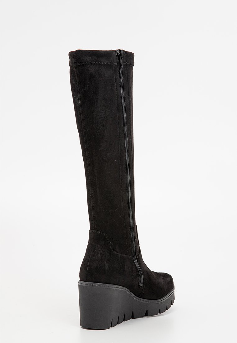 Schwarze Wildlederstiefel bis zum Knie mit einem seitlichen Reißverschluss, ausgestattet mit einem dicken Plattformabsatz und strukturierten Details auf der Sohle.