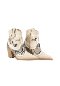 Botas de tobillo beige con un diseño de estampado de serpiente texturizado. Presenta puntera afilada, tacón cuadrado, recortes decorativos y cierre con cremallera en la parte trasera.