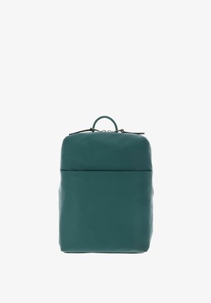 Sac à dos en cuir bleu canard de forme rectangulaire, texture lisse, poignée supérieure, fermeture éclair et poche avant zippée. Design minimaliste.