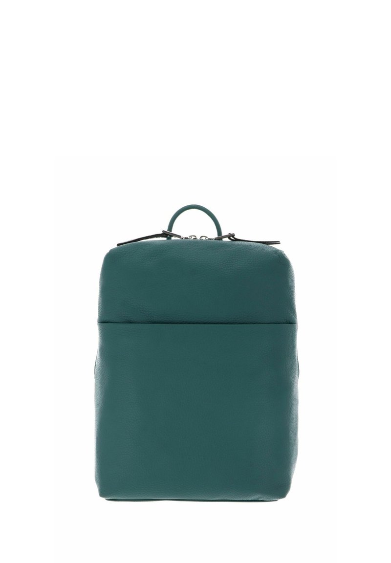 Sac à dos en cuir bleu canard de forme rectangulaire, texture lisse, poignée supérieure, fermeture éclair et poche avant zippée. Design minimaliste.