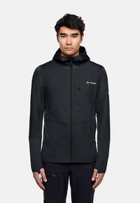 Giacca nera con cappuccio, parte frontale testurizzata, tasche con zip e design aderente. Presenta il logo sul petto e maniche snelle.