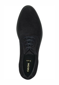 Scarpa in suede nera con punta rotonda, design con lacci e tomaia testurizzata. Presenta un logo dorato "GEOX" sulla soletta.
