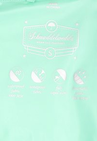 Mentazöld vízálló dzseki fehér nyomott ikonokkal és feliratokkal. Főbb jellemzők: vízálló anyag (3000 MM), szélálló, teljesen varrattömített, lélegző anyag (3000 MVP).