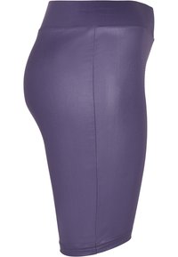 Ljubičaste hlače s visokim strukom izrađene od rastezljivog, glatkog materijala. Imaju elegantan dizajn, prilagođeni siluetu i bešavnu konstrukciju.