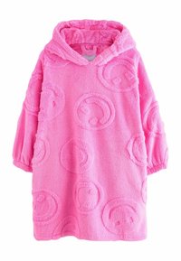 Couverture à capuche rose en tissu doux et moelleux présentant un motif de formes circulaires en relief. Manches longues avec des poignets froncés.