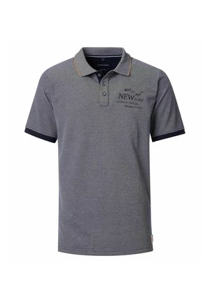 Graues Polohemd aus Baumwolle mit einem marineblauen Kragen und Ärmelausschnitten sowie gestickten Textdetails auf der Vorderseite.