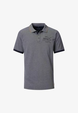 Graues Polohemd aus Baumwolle mit einem marineblauen Kragen und Ärmelausschnitten sowie gestickten Textdetails auf der Vorderseite.