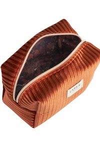 Pochette per il trucco in corduroy color ruggine con chiusura a zip, caratterizzata da una fodera a motivo floreale e forma rettangolare. Decorata con un'etichetta del marchio.