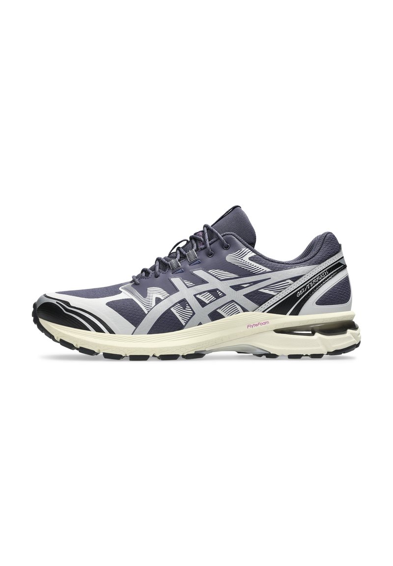 Chaussures de course pour hommes en gris foncé et blanc. Dotées d'une tige en maille, d'une semelle à amorti, d'accents réfléchissants et d'une semelle extérieure texturée noire.