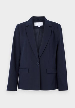 Mornarsko modra blazer jakna z izrezanim ovratnikom, enoslojnim zapiranjem in dvema sprednjima žepoma, izdelana iz gladkega materiala. Prilagojen kroj z dolgimi rokavi.