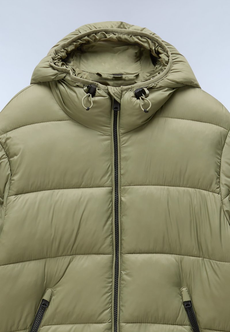 Chaqueta acolchada de color verde oliva con cremallera frontal, capucha ajustable con cordón y dos bolsillos laterales con cremallera; textura acolchada en toda la prenda.