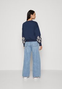 ONLY Petite ONLBROOKE O NECK FLOWER - Mikina - naval academy