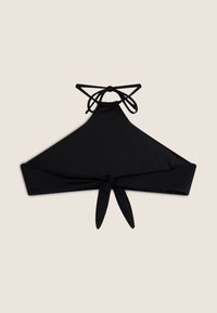 Musta halterneck-bikiinitoppi, jossa on kolmiomainen muoto, säädettävä solmittava kaula- ja selkäosa, pehmeä kangas ja sileä pinta.