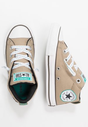 Beige hohe Converse All Star Sneakers mit weißen Schnürsenkeln, weißen Gummizehenkappen und schwarzem Sternlogo auf dem Knöchelflicken.