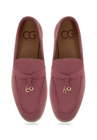 Paire de mocassins en daim mauve avec détails cousus et breloques métalliques décoratives "C" et "G" sur les glands avant, semelle intérieure marquée "Cesare Gaspari."