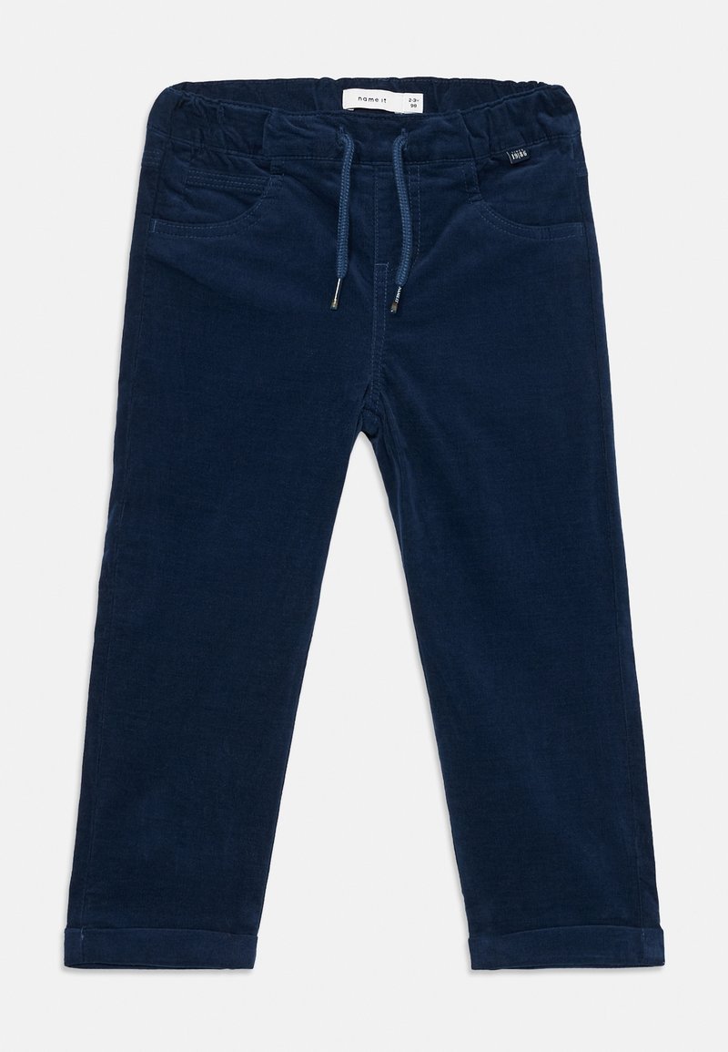 Pantalon bleu marine en tissu doux avec une taille élastique, un cordon de serrage, deux poches avant et des ourlets retroussés. Étiquette de la marque visible sur la ceinture.