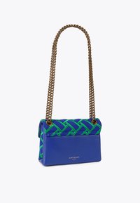 Borsa blu con accentuazione intrecciata verde, caratterizzata da una tracolla in catena dorata e da una forma rettangolare elegante. Esposta con un dettaglio del logo metallico.