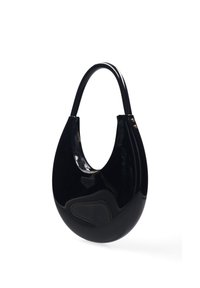 Sac à main noir, brillant, de forme arrondie et avec une poignée courbée. Design élégant avec une texture lisse et des accents de matériel minimaux.
