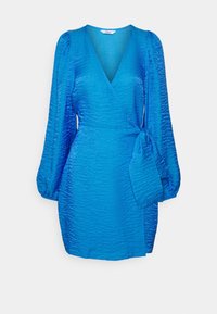 Vestido envolvente azul con textura, mangas largas abullonadas y un lazo en la cintura, de longitud hasta la rodilla, mostrado sobre un fondo blanco.